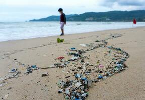 plástico desperdício meio Ambiente poluição em a de praia foto