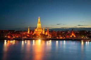 wat uma corrida através chao phraya rio durante pôr do sol dentro Bangkok, Tailândia foto