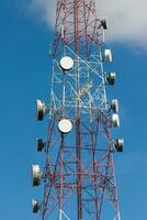 torre de telecomunicações sob o céu azul foto