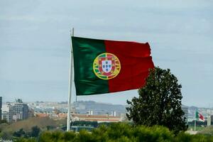 a Português bandeira moscas dentro a vento foto