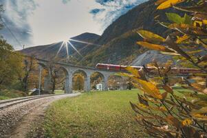a vermelho turista trem do a suíço Alpes dentro Brusio foto