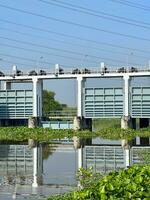 água canal dentro Tailândia com barragem foto