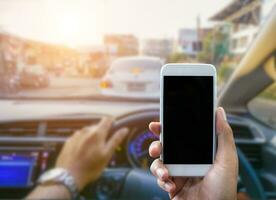 usando uma Smartphone enquanto dirigindo uma carro foto