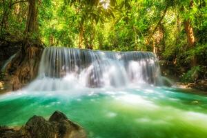 lindo ei mae Khamin cascata dentro tropical floresta tropical às Srinakarin nacional parque foto