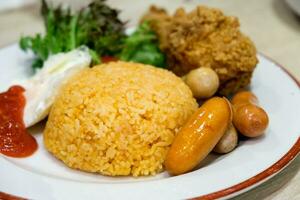 frito arroz com frango, salsicha, ovo e vegetal em prato foto