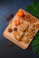 lindo festivo Natal composição do tangerinas, Pão de gengibre e Estrela anis foto