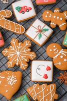 lindo delicioso doce inverno Natal Pão de gengibre biscoitos em uma cinzento texturizado fundo foto