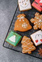 lindo delicioso doce inverno Natal Pão de gengibre biscoitos em uma cinzento texturizado fundo foto