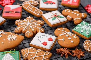 lindo delicioso doce inverno Natal Pão de gengibre biscoitos em uma cinzento texturizado fundo foto