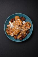 lindo Natal Pão de gengibre biscoitos do diferente cores em uma cerâmico prato foto