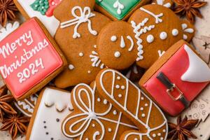 lindo Natal Pão de gengibre biscoitos do diferente cores em uma cerâmico prato foto