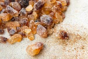 Rocha açúcar cristais peças doce Castanho açúcar cristalizado grande Rocha caramelo gosto bengala açúcar saudável comendo cozinhando Aperitivo refeição Comida lanche em a mesa foto