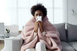 ai generativo. uma jovem afro-americano mulher com uma frio, embrulhado dentro uma cinzento cobertor, senta em uma cinzento sofá e detém uma lenço perto dela nariz. foto