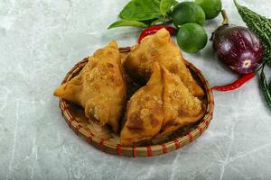 indiano cozinha - fritas crocantes samosa foto