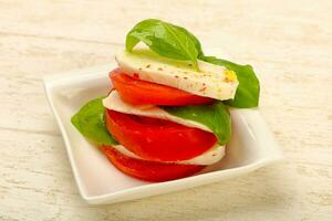 caprese salada sobre de madeira fundo foto