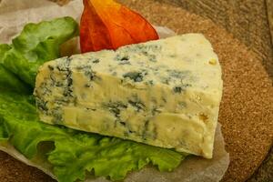 azul queijo sobre de madeira fundo foto