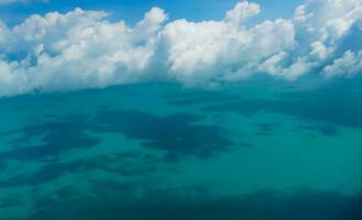 Visão a partir de avião janela sobre Samui ilha tailândia.linda mar e céu. foto