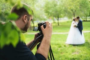 a cinegrafista atira a casados dentro a jardim dentro a verão. foto