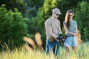 uma menina aprende para tiro uma pistola com a instrutor às a Treinamento terra foto