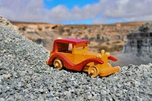 uma brinquedo carro senta em uma rochoso encosta foto