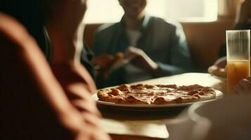 uma grupo do amigos comendo pizza junto. generativo ai. foto