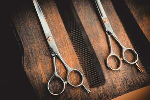 pentes e tesouras para corte cabelo mentira em uma estante dentro uma cabeleireiro salão foto