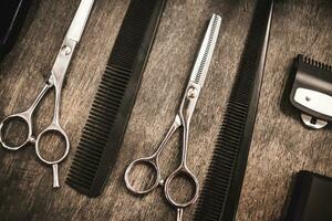 pentes e tesouras para corte cabelo mentira em uma estante dentro uma cabeleireiro salão foto