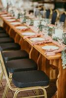 Casamento mesa configuração dentro uma restaurante decorado com flores e velas foto