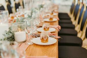 lindo Casamento mesa configuração decorado com flores e velas foto