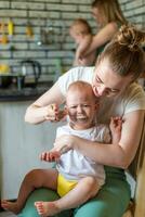 bebê chora e recusa para comer leite mingau foto