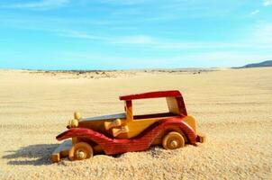 uma brinquedo carro dentro a areia foto