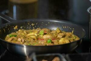 fechar acima cozinhou frango verde Curry estava frito e fervido dentro frigideira. foto