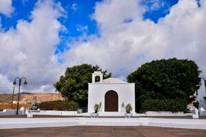 uma branco Igreja contra uma azul céu foto