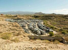 uma ampla estacionamento muitos cheio do carros dentro a deserto foto