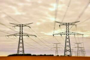 eletricidade postes dentro a campo foto