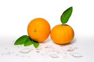 fatia de laranja fruta orang isolado em branco com traçado de recorte fundo laranja branco foto