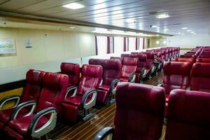 a interior do uma barco com vermelho couro assentos foto
