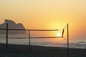 recreio dos bandeirantes de praia às nascer do sol com a pedra da gavea montanha foto