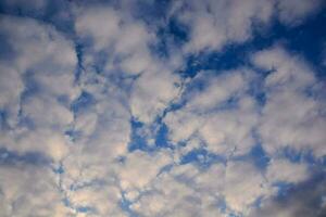 uma azul céu com nuvens foto