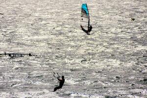 uma homem kitesurf dentro a oceano foto