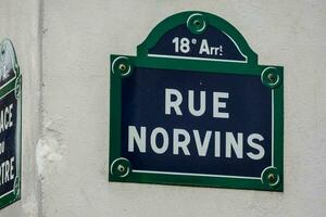 uma rua placa para arruda norvins dentro Paris foto