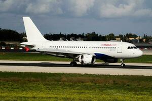 ar Malta passageiro avião às aeroporto. cronograma voar viagem. aviação e aeronaves. ar transporte. global internacional transporte. mosca e vôo. chegada e pousar. foto