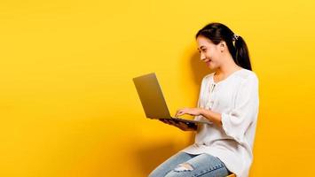 mulher asiática trabalhando em seu laptop e um feliz foto