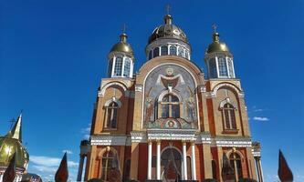 ortodoxo catedral com dourado cúpulas, cristão religioso fundo foto