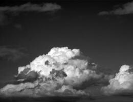 Preto e branco lindo céu fundo foto