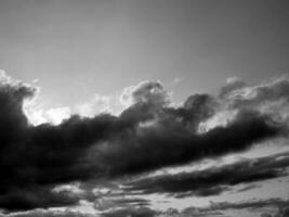 Preto e branco lindo céu fundo foto