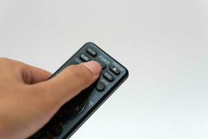mão segurando televisão e audio controlo remoto ao controle isolar em branco fundo com recorte caminho foto