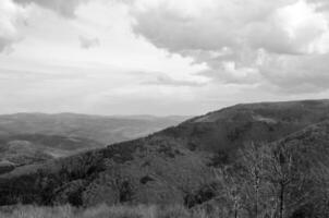 montanhas e colinas, chuvoso nuvens foto