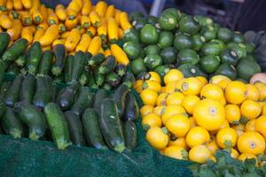 variedade do recentemente escolhido seleções do orgânico legumes em exibição às a agricultores mercado. foto