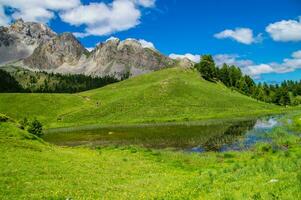 lago espelho Ceillac dentro queyras dentro hautes Alpes dentro França foto